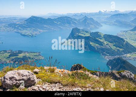 Une belle vue panoramique sur le lac de Lucerne et les Alpes depuis le Mont Pilate, Suisse Banque D'Images