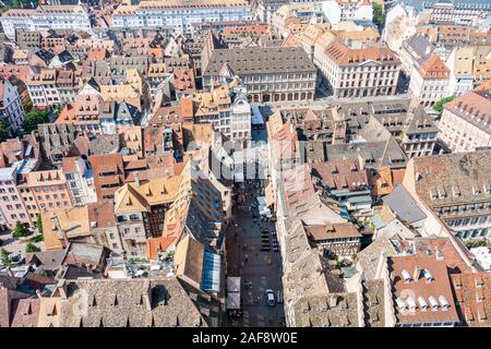 Vue aérienne sur la ville la vieille ville avec de belles toitures à Strasbourg, ville France Banque D'Images