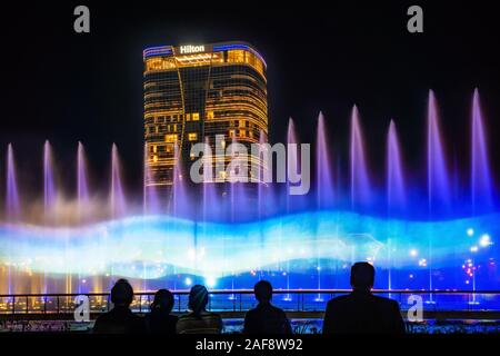 Tachkent, Ouzbékistan - 30 octobre, 2019 : regarder les gens danser fontaine illuminée la nuit dans la ville de Tachkent nouveau Park Banque D'Images