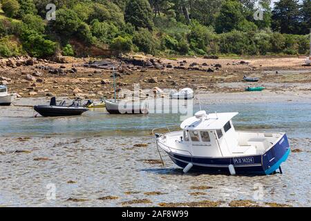 ILE DE BREHAT,FRANCE - 13 août 1214 : Quelques bateaux couchés sur le sable à marée basse. En Bretagne (France), la marée peut atteindre plusieurs mètres. Banque D'Images