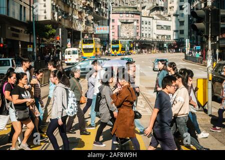 Hong Kong, Chine - Novembre 2019 : Paysage Urbain, trafic et personnes traversant street dans la ville de Hong Kong Banque D'Images