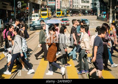 Hong Kong, Chine - Novembre 2019 : Paysage Urbain, trafic et personnes traversant street dans la ville de Hong Kong Banque D'Images