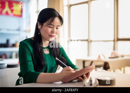 Un céramicien avec leur poterie d'argile de l'Yixing faite traditionnellement, Yixing, Chine Banque D'Images