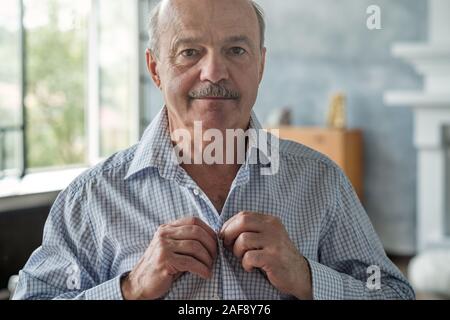 Young hispanic man dans la chemise blanche chemise boutonner jusqu'au matin. Banque D'Images
