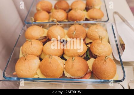 Mini-hamburgers, mini-hamburgers, cuisine de fête, finger food sliders Banque D'Images