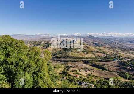 Vue panoramique du territoire sicilien et vue sur la ville de Calascibetta à partir d'un point privilégié dans la ville d'Enna. La Sicile. L'Italie. Banque D'Images