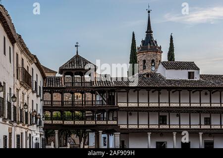 Tembleque place principale entourée de vieux bâtiments et galeries en hauteur dans l'arrière-plan clocher d'église de l'assomption.Toledo Espagne. Banque D'Images