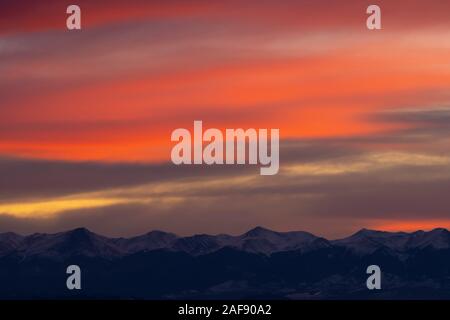 Hiver magnifique coucher de soleil sur la majestueuse chaîne de montagnes Sangre de Cristo du Colorado Banque D'Images