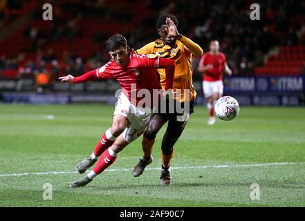 Charlton Athletic's Albie Morgan (à gauche) et Hull City's Leonardo Da Silva Lopes bataille pour le ballon pendant le match de championnat à Sky Bet La Vallée, Londres. Banque D'Images