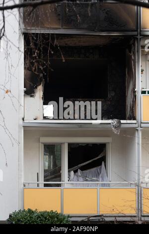 Blankenburg, Allemagne. 13 Décembre, 2019. Les Balcons d'un immeuble à logements multiples à Blankenburg dans le Harz après une explosion sont noir de suie. A 78 ans, l'homme est mort dans l'accident, et au moins 11 autres personnes ont été blessées. Credit : Mattis Kaminer/Alamy Live News Banque D'Images