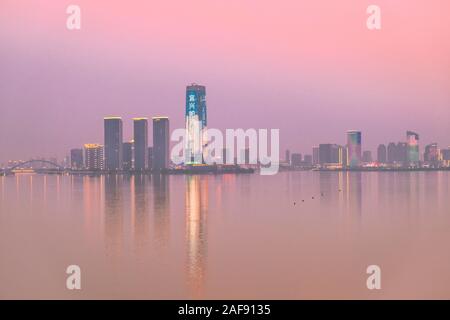 Les toits de Shanghai reflète dans le lac Yun, Jiangsu, Chine Banque D'Images