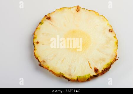 Tranche d'ananas frais isolé sur fond blanc Banque D'Images