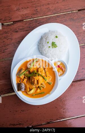 Amok cambodgien - une sorte de curry - avec du riz Banque D'Images