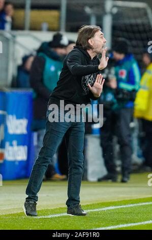 Berlin, Allemagne. 13 Décembre, 2019. Soccer : Bundesliga, TSG 1899 Hoffenheim - FC Augsburg, 15e journée, dans le PreZero Arena. Augsburg coach Martin Schmidt de gestes. Credit : Uwe Anspach/DPA - NOTE IMPORTANTE : en conformité avec les exigences de la DFL Deutsche Fußball Liga ou la DFB Deutscher Fußball-Bund, il est interdit d'utiliser ou avoir utilisé des photographies prises dans le stade et/ou la correspondance dans la séquence sous forme d'images et/ou vidéo-comme des séquences de photos./dpa/Alamy Live News Banque D'Images