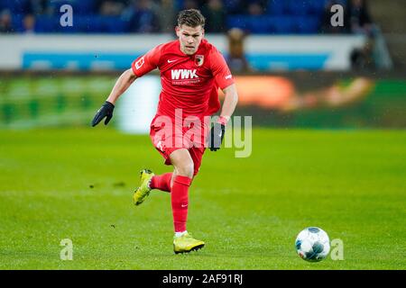 Berlin, Allemagne. 13 Décembre, 2019. Soccer : Bundesliga, TSG 1899 Hoffenheim - FC Augsburg, 15e journée, dans le PreZero Arena. L'Augsbourg Florian Niederlechner suit la balle. Credit : Uwe Anspach/DPA - NOTE IMPORTANTE : en conformité avec les exigences de la DFL Deutsche Fußball Liga ou la DFB Deutscher Fußball-Bund, il est interdit d'utiliser ou avoir utilisé des photographies prises dans le stade et/ou la correspondance dans la séquence sous forme d'images et/ou vidéo-comme des séquences de photos./dpa/Alamy Live News Banque D'Images