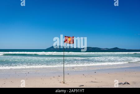 Indicateur d'avertissement de plage sur une plage tropicale désert à Rio de Janeiro, Brésil Banque D'Images