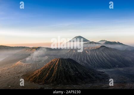 Les volcans dans le parc national de Bromo Tengger-Semeru, Java Banque D'Images