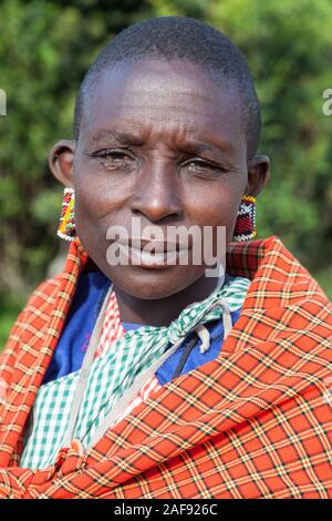 La Tanzanie. Masaï avec d'Oreille, Ololosokwan, village du nord du Serengeti. Banque D'Images