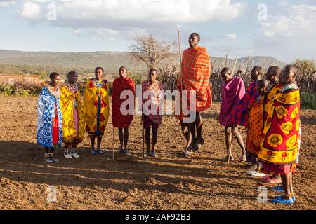 La Tanzanie. Serengeti. Des villageois Maasai Ololosokwan effectuant une danse de bienvenue. Banque D'Images