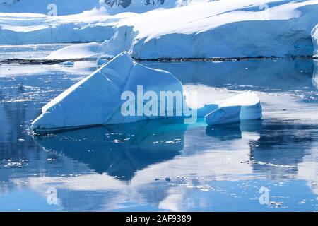 Un iceberg dans les eaux autour de la péninsule Antarctique, l'Antarctique, de l'archipel Palmer Banque D'Images