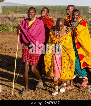 La Tanzanie. Village massaï de Ololosokwan, Nord de Serengeti. Les villageois l'exécution de Danse de bienvenue. Banque D'Images