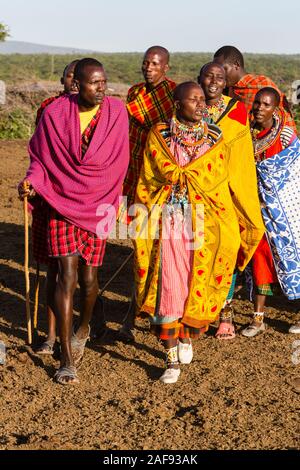 La Tanzanie. Village massaï de Ololosokwan, Nord de Serengeti. Les villageois l'exécution de Danse de bienvenue. Banque D'Images