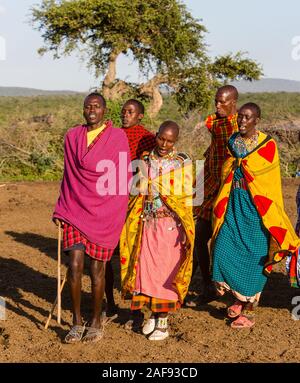 La Tanzanie. Village massaï de Ololosokwan, Nord de Serengeti. Les villageois l'exécution de Danse de bienvenue. Banque D'Images