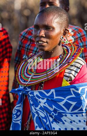 La Tanzanie. Masaï en vêtements traditionnels pour accueillir les visiteurs. Village massaï de Ololosokwan, Nord de Serengeti. Banque D'Images