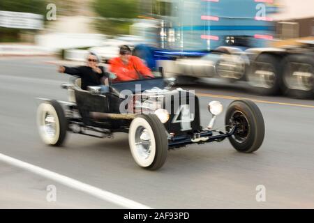 Un godet-T tige de rat, construit sur une Ford Modèle T 1920 corps et fortement modifiés et personnalisés. Croisière dans l'action Avril Moab Car Show dans Moab, Utah. Banque D'Images