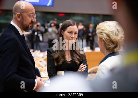 Le Premier ministre finlandais Sanna Marin parle le président du Conseil européen, Ursula von der Leyen, et le président du Conseil européen, Charles Michel à l' Banque D'Images
