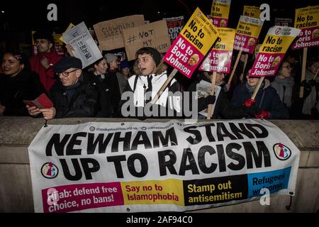 Londres, Royaume-Uni. 13 Décembre, 2019. Des centaines de manifestants anti-racisme recueillies sur Whitehall pour manifester contre le nouveau gouvernement Boris Johnson. David Rowe/Alamy Live News Banque D'Images