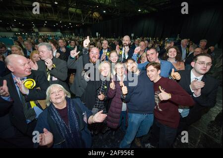 Glasgow, Royaume-Uni. 13 décembre 2019. Sur la photo : le Parti national écossais (SNP) militants cheers que la déclaration résultats sont lus. Des scènes du décompte des voix à la Scottish Exhibition and Conference Centre (SECC). Les mâts ont maintenant fermé à 22h et le décompte des voix est en cours pour l'élection générale britannique de 2019. C'est la première fois en près de 100 ans qu'une élection générale a eu lieu en décembre. Banque D'Images