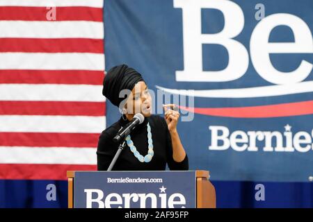 Membre du Congrès du Minnesota Ilhan Omar campagnes avec sénateur du Vermont et candidate présidentielle Bernie Sanders à Southern New Hampshire University à Manchester. Banque D'Images