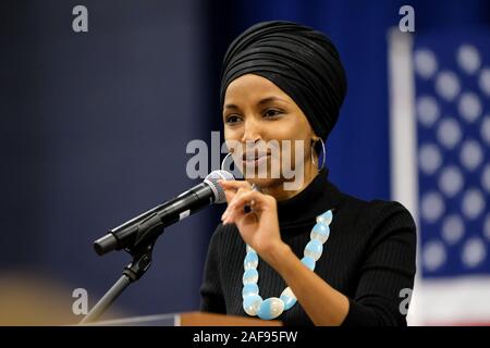 Membre du Congrès du Minnesota Ilhan Omar campagnes avec sénateur du Vermont et candidate présidentielle Bernie Sanders à Southern New Hampshire University à Manchester. Banque D'Images