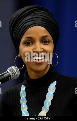 Membre du Congrès du Minnesota Ilhan Omar campagnes avec sénateur du Vermont et candidate présidentielle Bernie Sanders à Southern New Hampshire University à Manchester. Banque D'Images