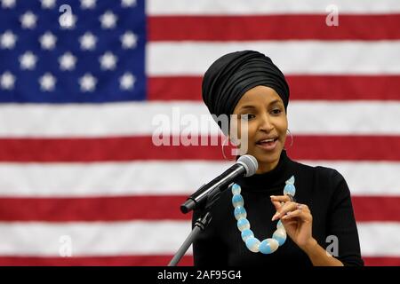 Membre du Congrès du Minnesota Ilhan Omar campagnes avec sénateur du Vermont et candidate présidentielle Bernie Sanders à Southern New Hampshire University à Manchester. Banque D'Images