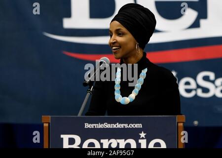 Membre du Congrès du Minnesota Ilhan Omar campagnes avec sénateur du Vermont et candidate présidentielle Bernie Sanders à Southern New Hampshire University à Manchester. Banque D'Images