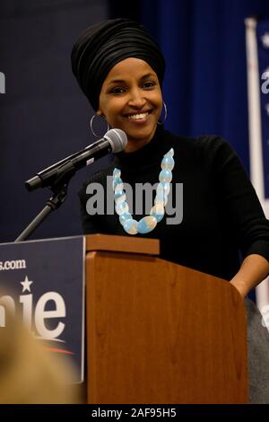 Membre du Congrès du Minnesota Ilhan Omar campagnes avec sénateur du Vermont et candidate présidentielle Bernie Sanders à Southern New Hampshire University à Manchester. Banque D'Images