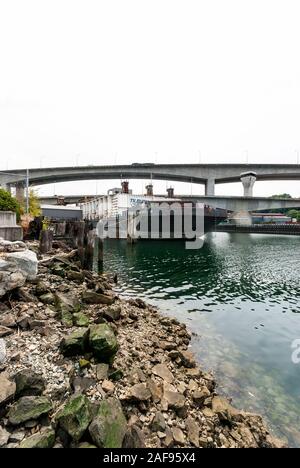 Vue sur le Tilbury Cement Barge et le swing-span Spokane Street Bridge à West Seattle. L'État de Washington. Banque D'Images