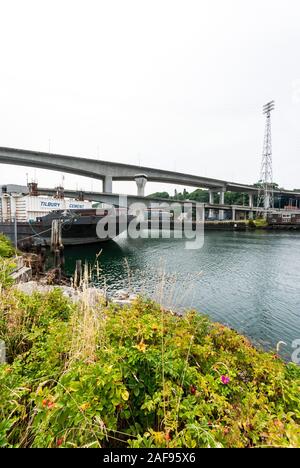 Vue sur le Tilbury Cement Barge et le swing-span Spokane Street Bridge à West Seattle. L'État de Washington. Banque D'Images