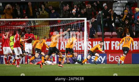 Hull City joueurs célébrer Charlton Athletic gardien Dillon Phillips marquant un but lors du match de championnat à Sky Bet La Vallée, Londres. Banque D'Images