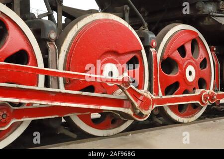 Une vue rapprochée de plusieurs grandes roues d'une très vieille locomotive. Banque D'Images