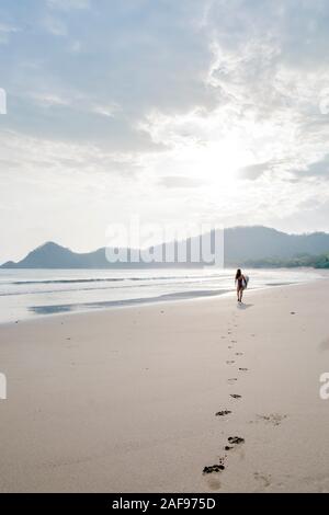 Un solo de surfeur sur Ocotal beach, San Juan del Sur, Nicaragua Banque D'Images