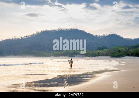 Un solo de surfeur sur Ocotal beach, San Juan del Sur, Nicaragua Banque D'Images