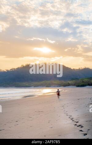 Un solo de surfeur sur Ocotal beach, San Juan del Sur, Nicaragua Banque D'Images