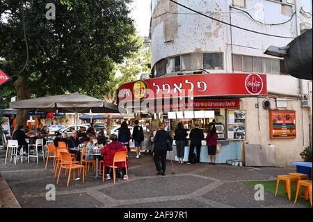 Magasin de Falafel sur la place Rambam Banque D'Images