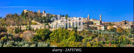 Beau village de Montalcino,vue panoramique,Toscane.L'Italie. Banque D'Images