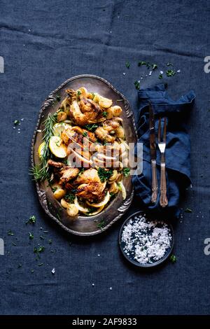 Poulet rôti le dîner avec des choux de Bruxelles aux girolles et pommes de terre rôties avec le persil et le sel. Banque D'Images