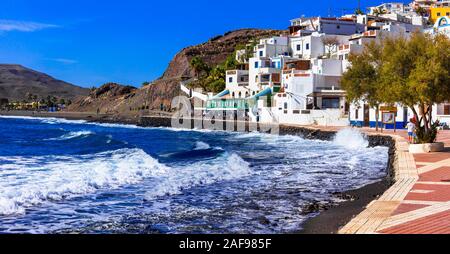 Beau village de Las Playitas,voir avec des maisons traditionnelles, la mer et les montagnes, l'île de Fuerteventura, Espagne. Banque D'Images