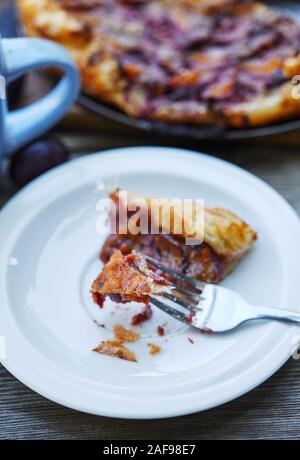 Amande délicieux gâteau aux prunes sur la pâte feuilletée. Banque D'Images